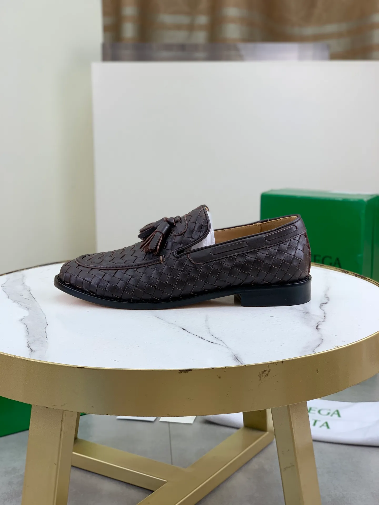 Factory price P860💰Top quality (genuine leather outsole series)💎💎💎 BOTTEGA VENETA official website synchronizes the latest model, top version of the highest version of BV business leather shoes in the market, accept material comparison, shoe type comparison, process comparison, practical and textured, versatile and suitable for any occasion, the more you look at it, the more flavorful it becomes. Pure hand-woven craftsmanship - upper material, imported original hand-woven calfskin - high-quality water-dyed cowhide inside - original private model customized handmade leather outsole -Size: female 35-39 (34 40 customized) male 39-44 (38 45 customized) Comes with original BV green box, complete packaging.